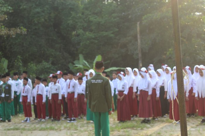 Menurut mereka, kegiatan tersebut dapat mempererat hubungan antara siswa Menurut mereka, kegiatan tersebut dapat mempererat hubungan antara siswa