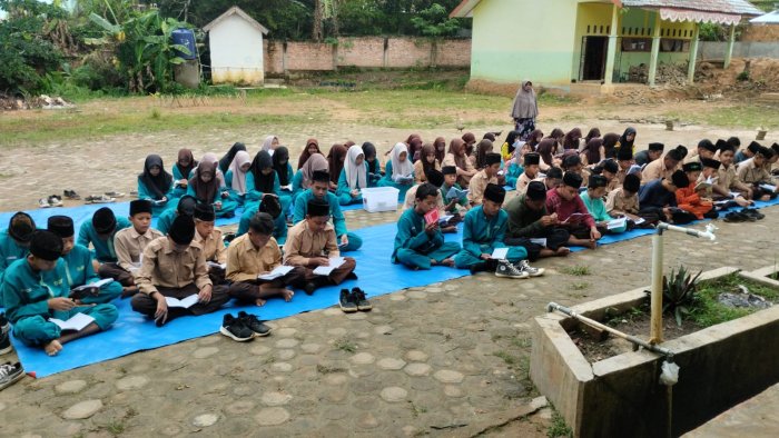 Tingkatkan Keimanan dan Kekompakan, MTsN 8 Batang Hari Gelar Yasinan Rutin Setiap Jumat di Halaman Madrasah