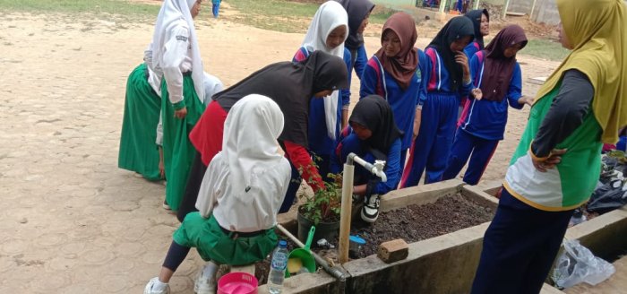 Siswi Kelas 8 Siapkan Kebun Bunga di MTsN 8 Batang Hari
