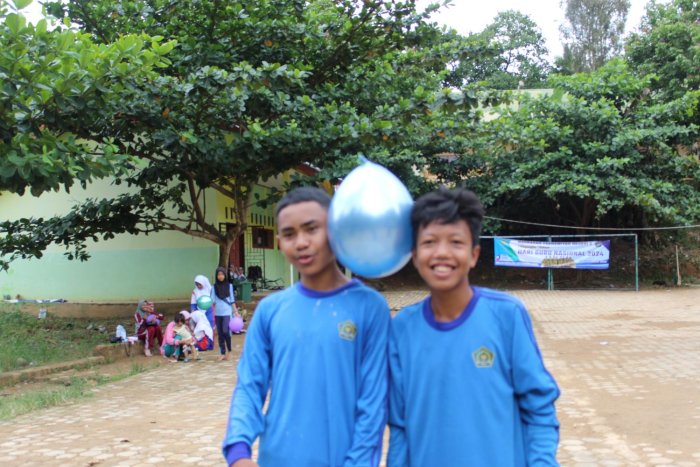 MTsN 8 Batang Hari Gelar Lomba Bola Dikening Penuh Tawa