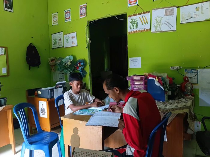 Sejak pagi, para peserta seleksi tampak tertib mengantre untuk mengikuti ujian lisan Sejak pagi, para peserta seleksi tampak tertib mengantre untuk mengikuti ujian lisan
