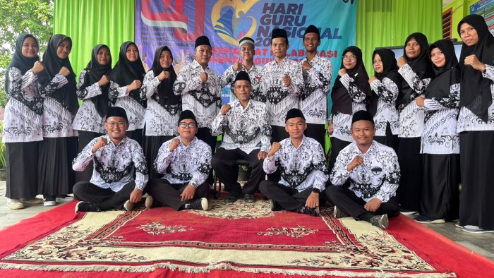 penuh keakraban mewarnai perayaan menyambut Hari Ulang Tahun Persatuan Guru Republik Indonesia (PGRI) ke-80