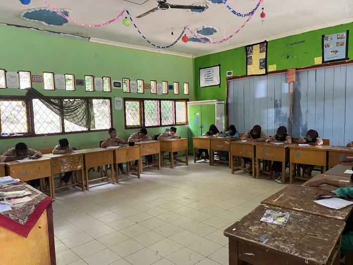 Siswa Kelas 9 MTsNegeri 8 Batang Hari Pelajari Tekanan Zat Padat dengan Semangat