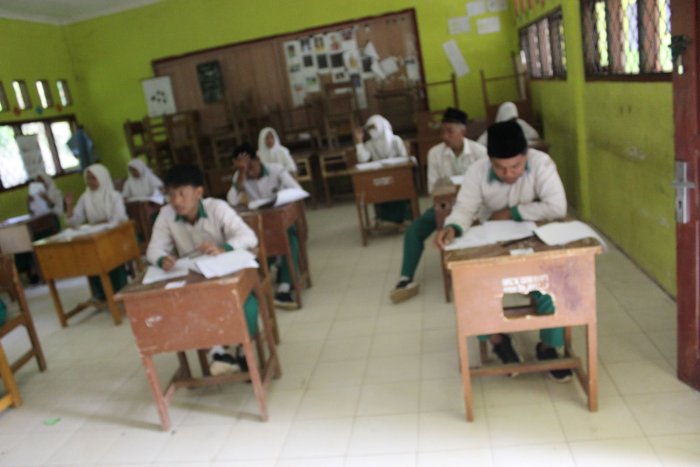 Siswa MTsN 8 Batang Hari Ikuti Ulangan Harian IPA dengan Antusias