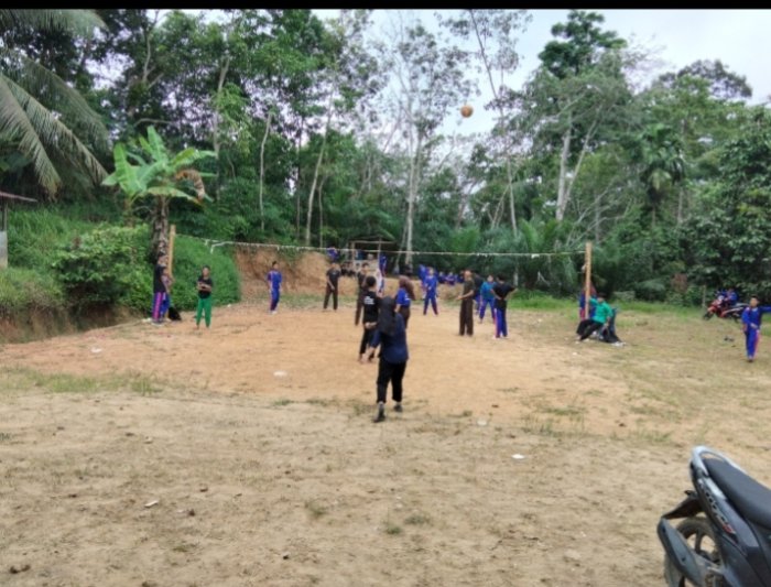 Siswa Kelas 7 dan 8 Gelar Pertandingan Voli di Sekolah