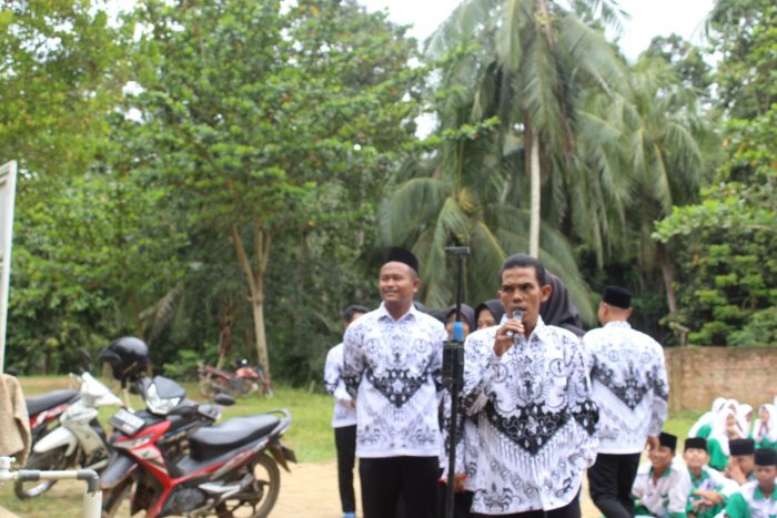 MTsN 8 Batang Hari Gelar Upacara Khidmat dan Lomba Sambung Lagu Penuh Tawa