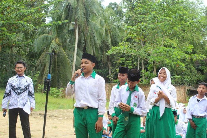 MTsN 8 dan MA Darussalam Gelar Upacara Gabungan Penuh Semarak