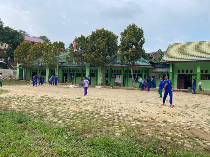 Siswa MTsN 8 Batang Hari Antusias Belajar Kasti