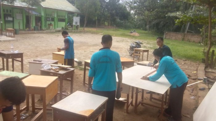 Setelah Yasinan Rutin, Guru MTsN 8 Batang Hari Kompak Perbaiki Kursi dan Meja Sekolah