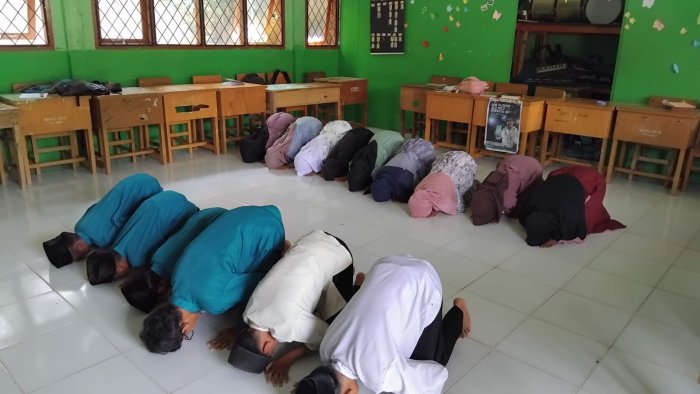 Siswa Kelas 7.2 MTsN 8 Batang Hari Praktik Salat Bersama