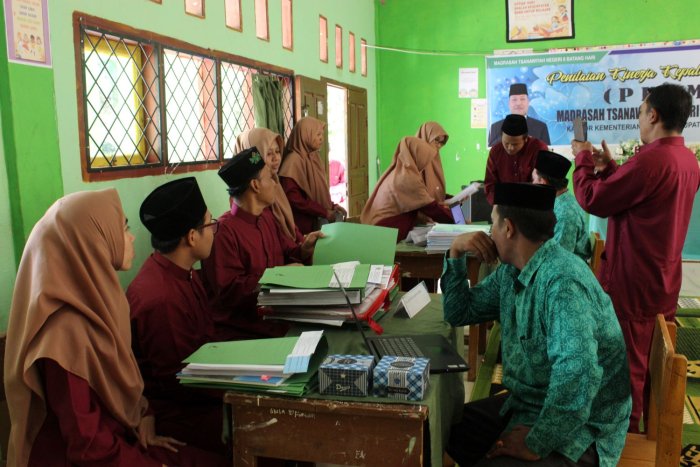 Tim Penilai Kinerja Kepala Madrasah Diperiksa Asmadi