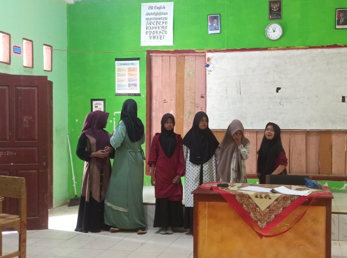 Siswa Kelas 8.2 MTsN 8 Batang Hari Pelajari Ciri-Ciri Artikel Ilmiah