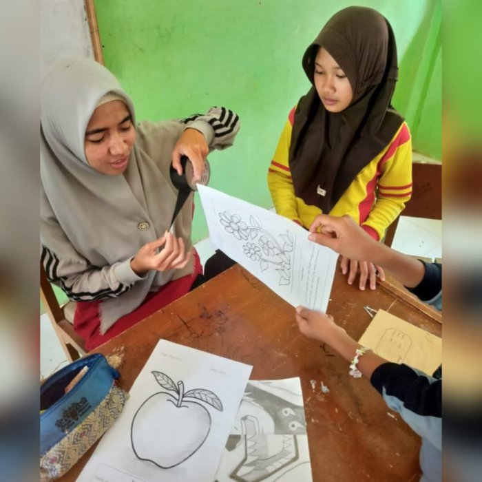 Kelas VII.2 MTsN 8 Batang Hari Eksplorasi Berbagai Teknik Menggambar dalam Pelajaran Seni Budaya