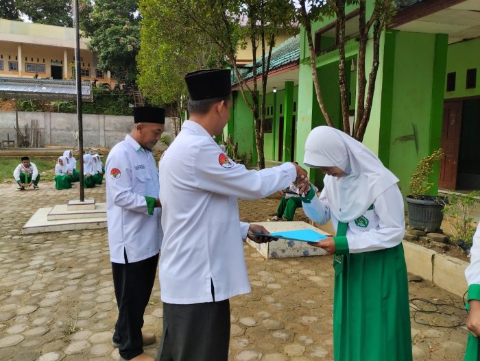 MTsN 8 Batang Hari Beri Penghargaan Peserta OMI 2025