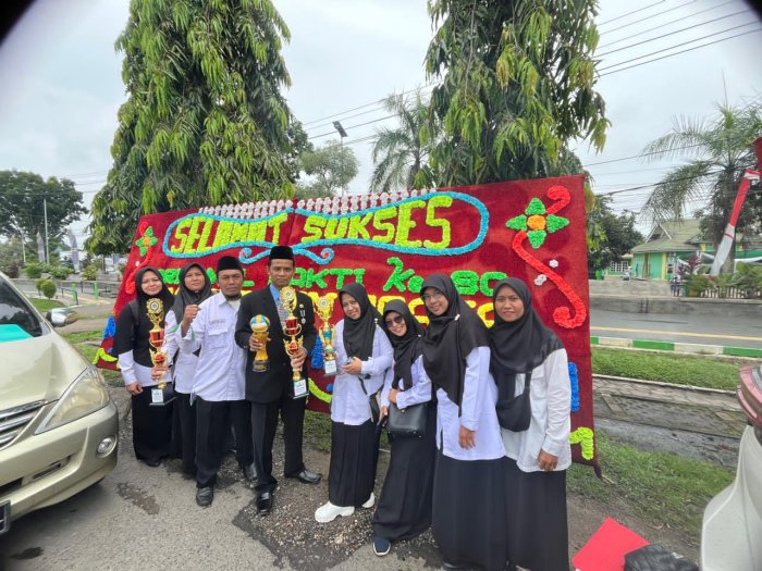 Guru dan Staf MTsN 8 Batang Hari Rayakan Hari Amal Bhakti ke-89
