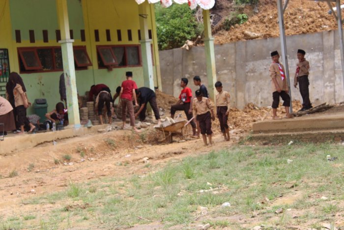Siswa MTsN 8 Batang Hari Bergotong Royong Pindahkan Paving Blok