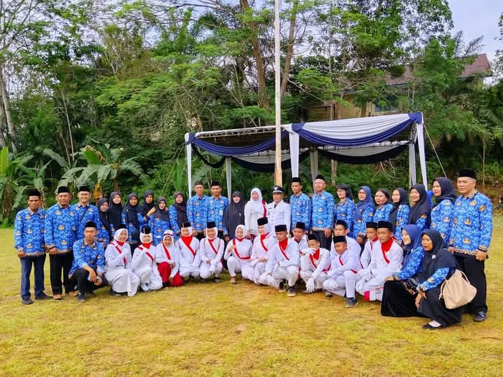MTsN 8 Batang Hari Sukses Gelar Upacara Peringatan HUT RI ke-80 di Lapangan Desa Jangga Baru
