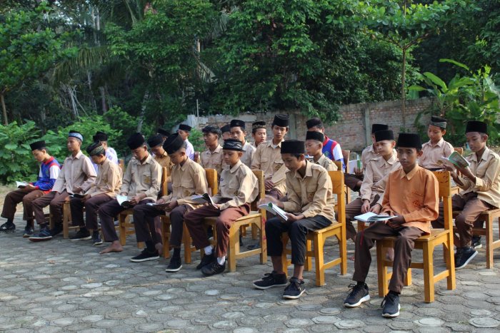 Menguatkan Iman dan Kebersamaan: Siswa Kelas IX MTsN 8 Batang Hari Laksanakan Yasinan Rutin