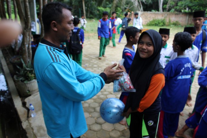 Tim Kelas VII.2 Pria MTsN 8 Batang Hari Raih Juara Lomba Tepung Pakai Sendok