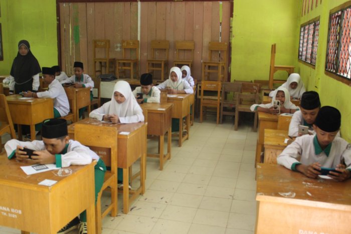 Adaptasi Digital: Ulangan Harian Bahasa Inggris Kelas IX MTsN 8 Batang Hari Digelar Berbasis Android