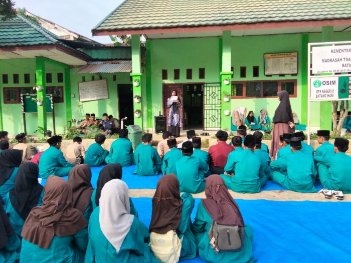 Siswa dan Majelis Guru MTsN 8 Batang Hari Gelar Yasinan Rutin di Halaman Madrasah