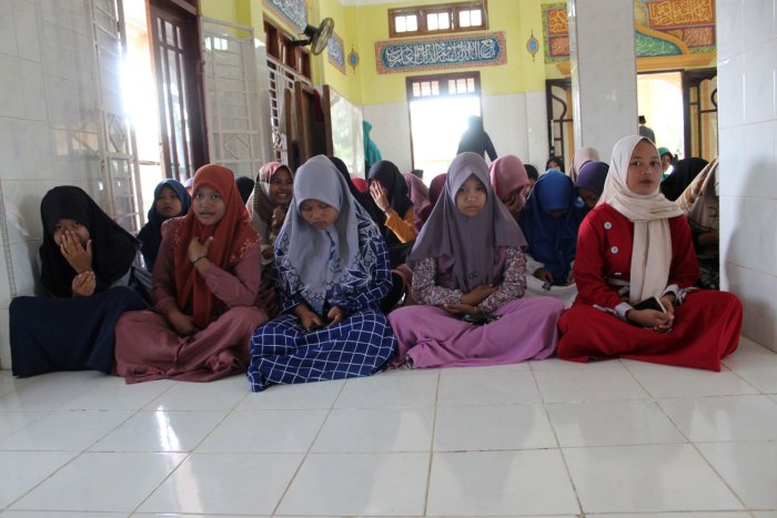 Mengokohkan Silaturahmi: MTsN 8 Batang Hari Ikuti Yasinan Bersama di Masjid Darussalam