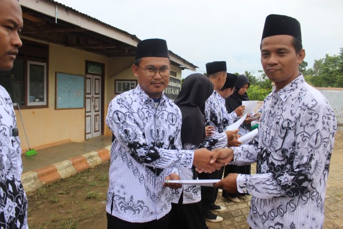 MTsN 8 Batang Hari Gelar Upacara Hari Guru ke-80, Rudi Wijanarko Raih Penghargaan Pembina Pramuka Terbaik