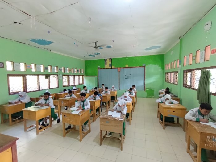 Hari Pertama PAS 2025 MTsN 8 Batang Hari: Ujian IPS di Ruang A Berlangsung Penuh Semangat