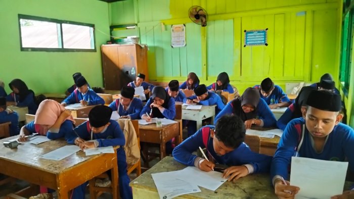 Siswa MTsN 8 Batanghari Ikuti Penilaian Akhir Semester