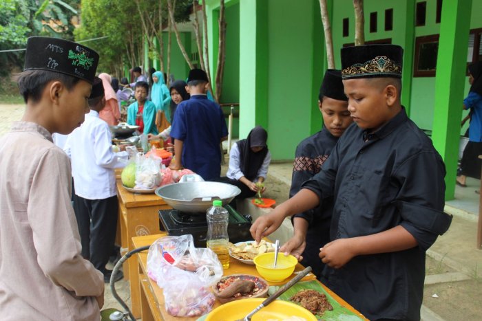 Siswa MTsN 8 Batang Hari Ikuti Lomba Masak Meriah Usai Yasinan Rutin