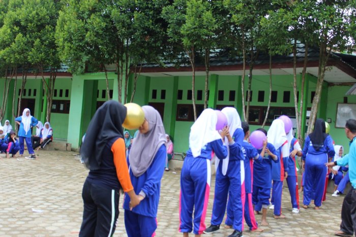 Semarak Hari Guru! MTsN 8 Batang Hari Gelar Lomba Bola Kening Tim Putri yang Meriah
