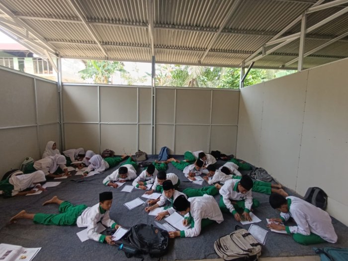 Siswa MTsN 8 Batang Hari Tetap Semangat Belajar Meski Tanpa Mebeler Siswa MTsN 8 Batang Hari Tetap Semangat Belajar Meski Tanpa Mebeler