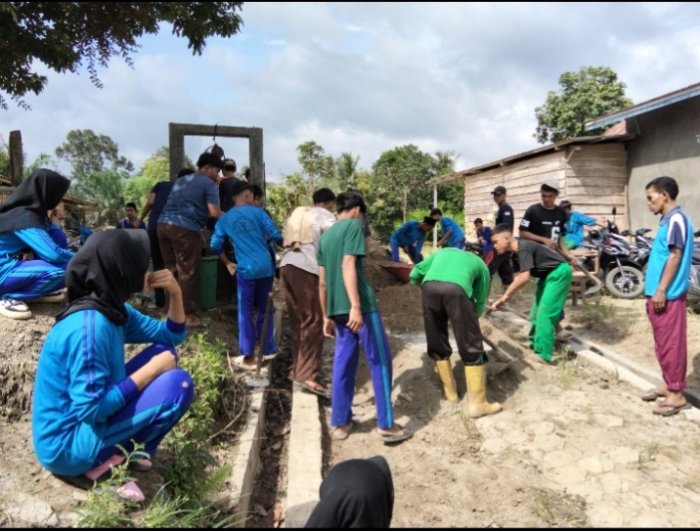 Warga dan Siswa MTsN 8 Batang Hari Bangun Jalan Bersama