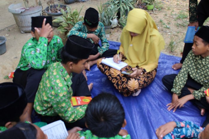 Syiarkan Kecintaan pada Al-Quran, Siswa MTsN 8 Batang Hari Gelar Setoran Hafalan Bersama Ibu Endang Novita