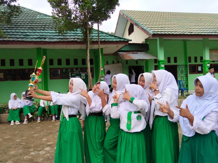 MTsN 8 Batang Hari Berikan Penghargaan Bagi Atlet Voli Berprestasi di HAB Kemenag ke-80