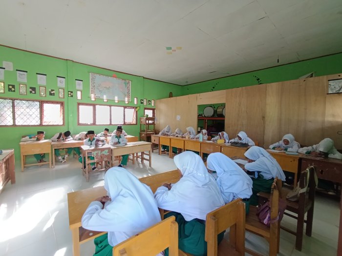MTsN 8 Batang Hari: Siswa Kelas VII C dalami Norma Sosial Bersama Bapak Rudi