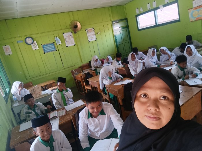 Siswa MTsN 8 Batang Hari Pelajari Narrative Text dan Past Verbs