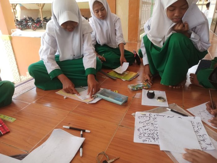 MTsN 8 Batang Hari Latih Siswi Terbaik dalam Membuat Mal Mushaf Kaligrafi