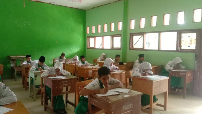 Kepala MTsN 8 Batanghari Motivasi Peserta Ujian di Hari Pertama PAS 2025