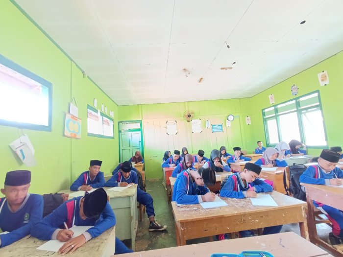 Siswa MTsNegeri 8 Batang Hari Pelajari Mobilitas Sosial