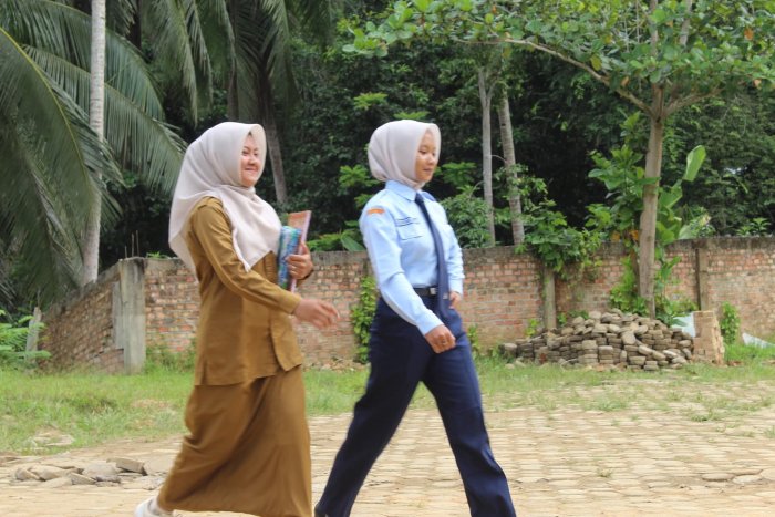 Siswi MTsN 8 Batang Hari Meriahkan HUT Provinsi Jambi