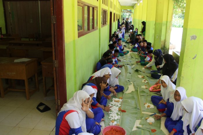 Tradisi Makan Bersama dengan Nasi Kuning