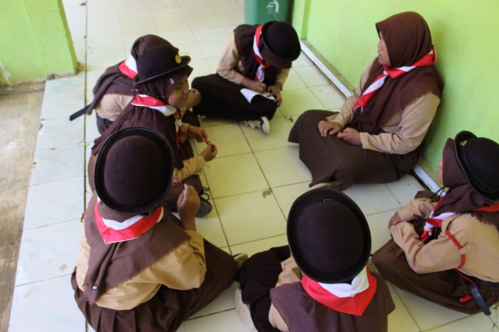 ASAH KREATIVITAS DAN KERJA SAMA: MTsN 8 BATANG HARI GELAR KEGIATAN PRAMUKA DENGAN TEBAK SANDI KELOMPOK