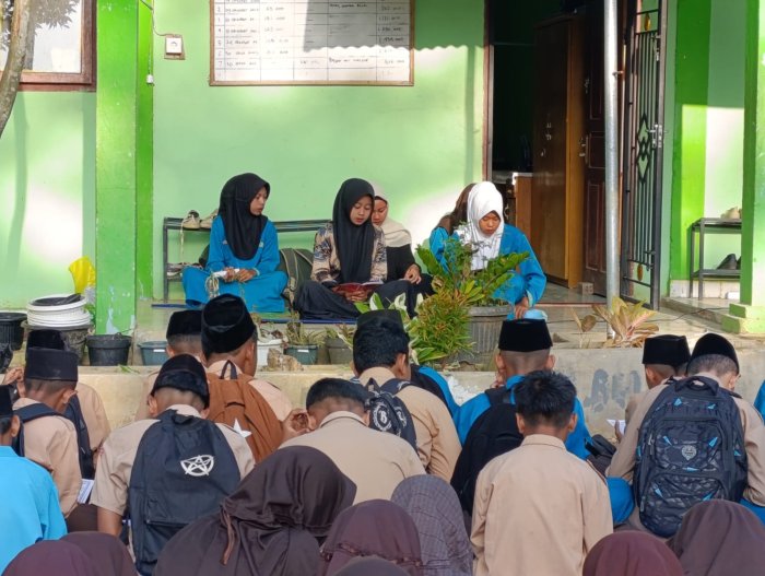 Yasinan Rutin Jumat Perkuat Pembinaan Keagamaan Yasinan Rutin Jumat Perkuat Pembinaan Keagamaan