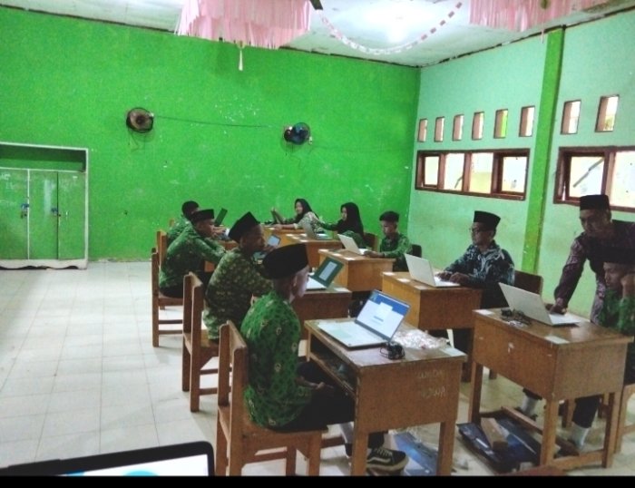 Kendala Teknis Warnai Acara TKA Sesi 1 di MTsN 8 Batang Hari