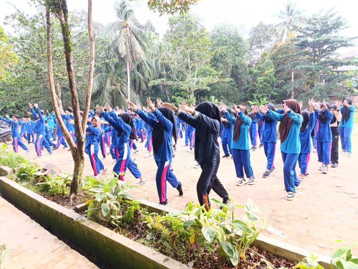 Siswa MTsN 8 Batang Hari Awali Akhir Pekan dengan Senam Pagi Penuh Semangat