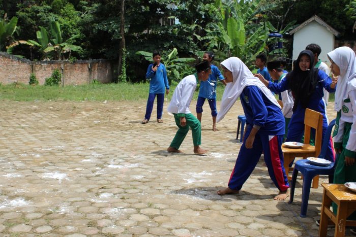 MTsN 8 Batang Hari Gelar Lomba Unik Tepung Pakai Sendok Meriahkan Hari Guru ke-80