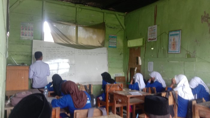 Siswa MTsN 8 Batang Hari Dalami Fungsi UUD 1945