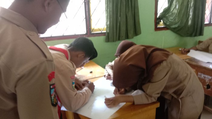 Siswa Kelas 9 Belajar Membuat Poster Efektif dan Persuasif