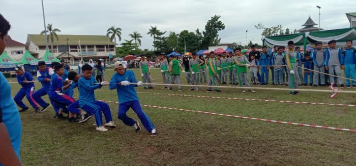 MTsN 8 Batang Hari Semarakkan Kejuaraan Tarkam Kemenpora 2025 dengan Lomba Tarik Tambang di Muara Bulian